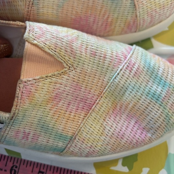 Tom is 8.5 tie-dye slip on shoes. - Picture 8 of 8